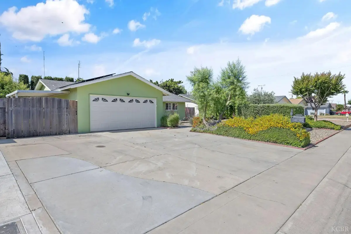3325 W Laurel Avenue W, Visalia, CA 93277 - #1
