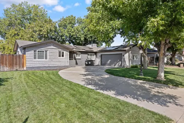 2424 W Fairview Court, Visalia, CA 93277
