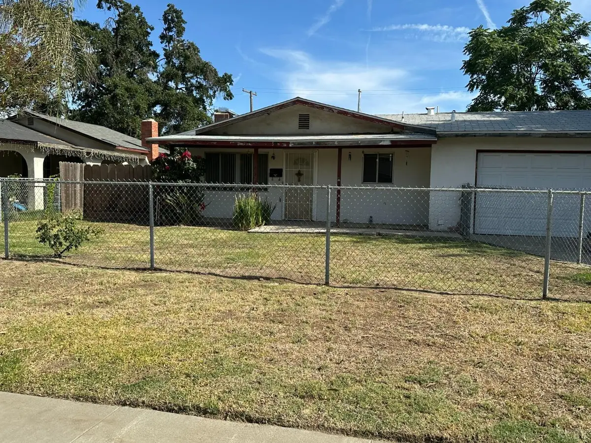 530 E 11th Street E, Hanford, CA 93230 - #1