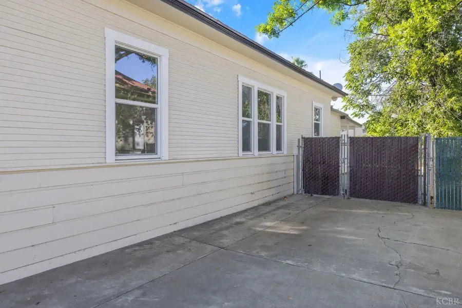 114 W Myrtle Street, Hanford, CA 93230 - #2