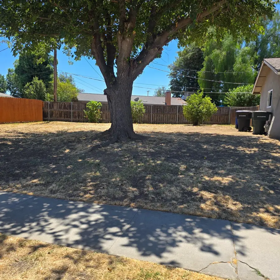 2044 Raymond Road, Hanford, CA 93230 - #2