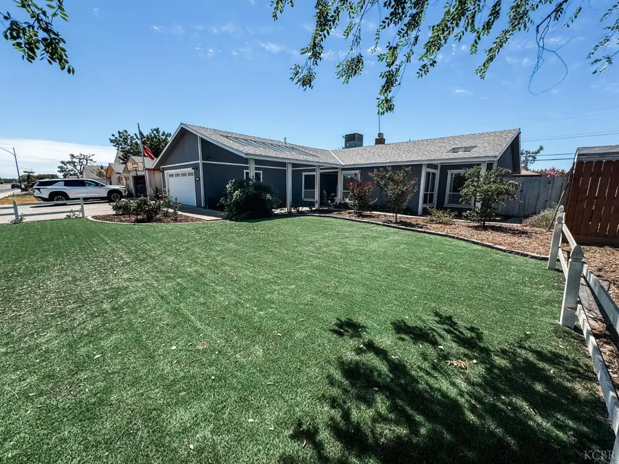 161 W Glendale Avenue, Lemoore, CA 93245 - #2