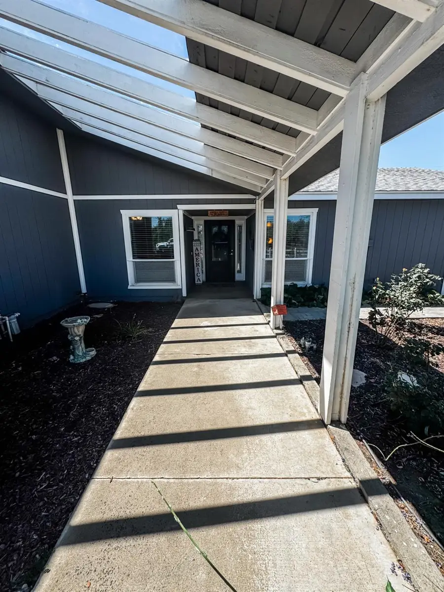 161 W Glendale Avenue, Lemoore, CA 93245 - #3