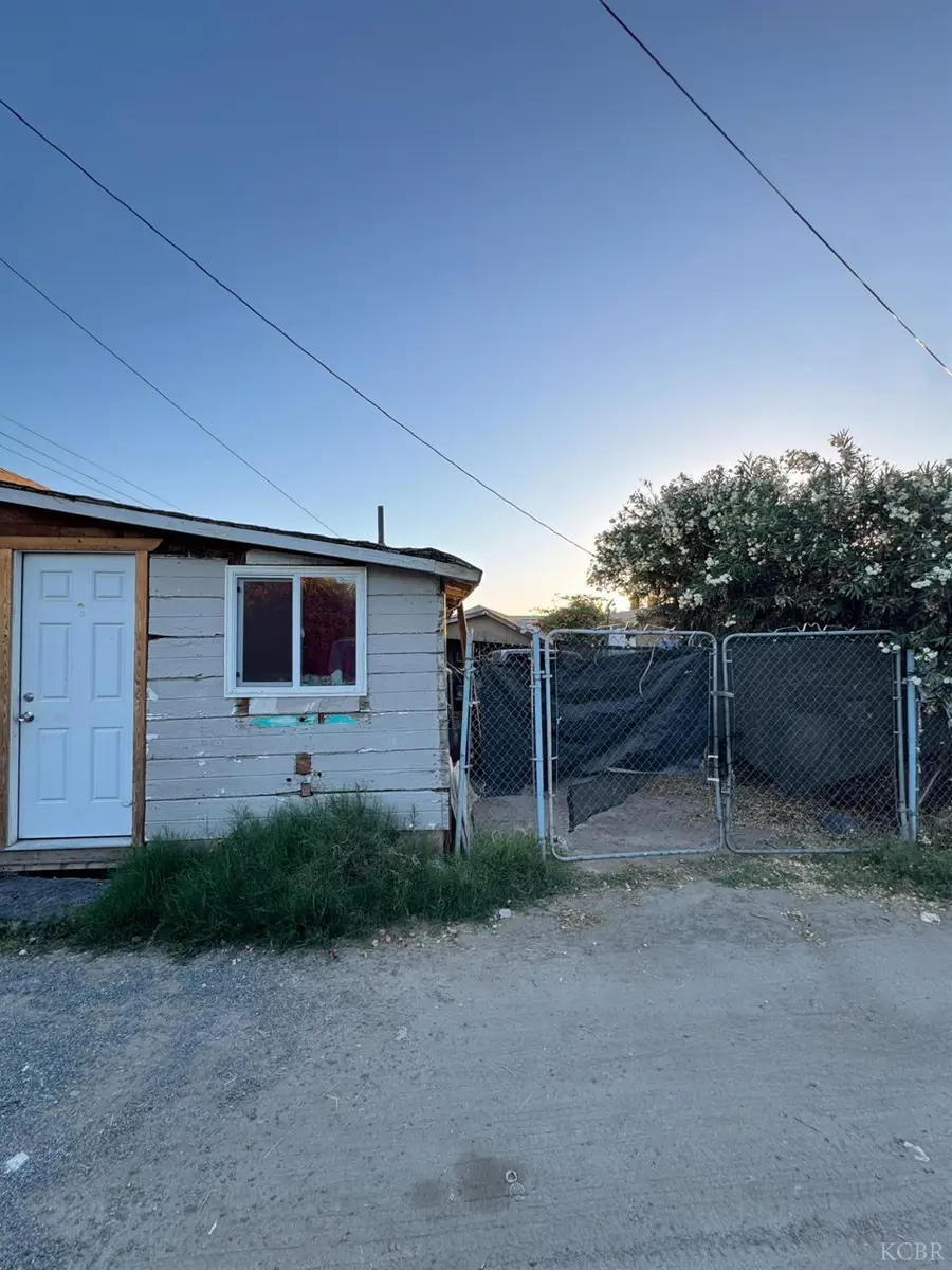 586 S Front Street, Earlimart, CA 93219 - #2