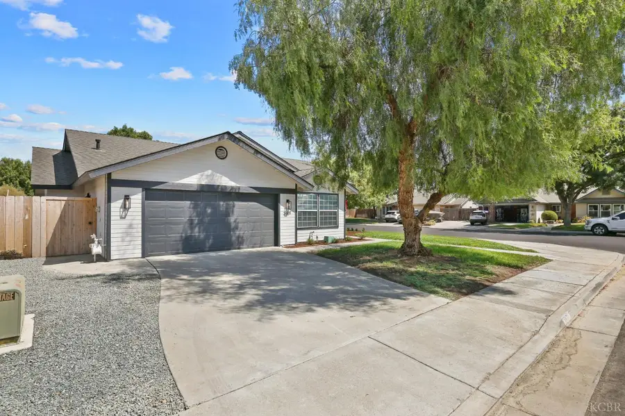 2401 Ashwood Court, Hanford, CA 93230 - #3