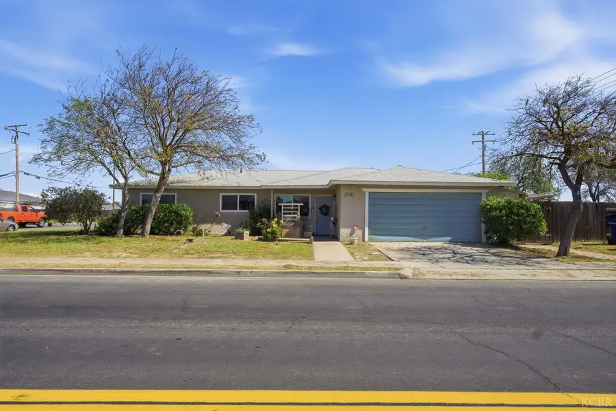 1901 N Kensington Way, Hanford, CA 93230 - #2