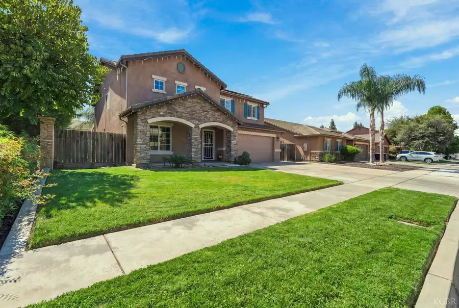 2631 E Parkview Avenue E, Visalia, CA 93292 - #3