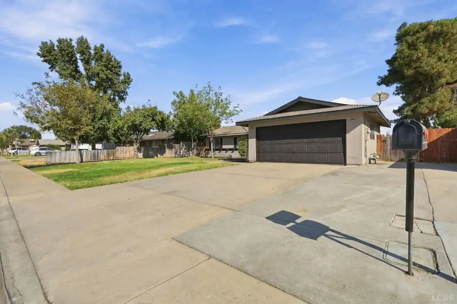 778 Lakewood Drive, Hanford, CA 93230 - #2