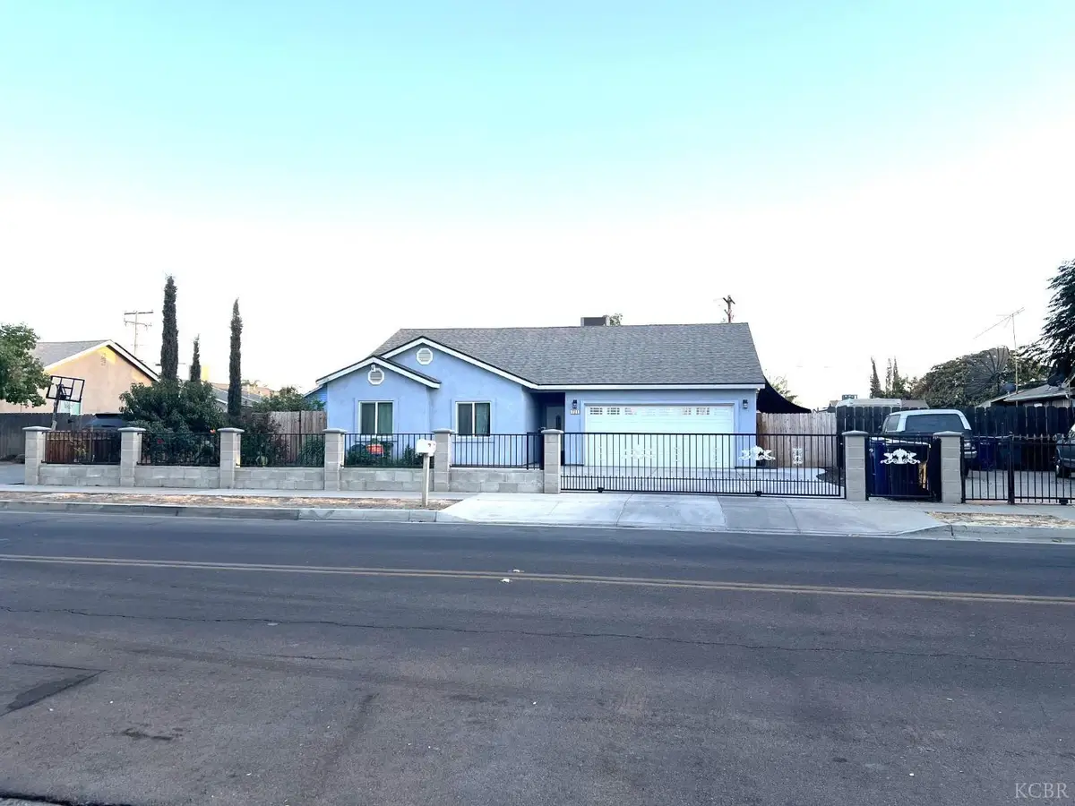 721 W Sonora Avenue, Tulare, CA 93274 - #1