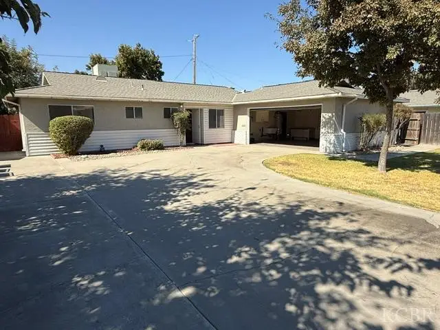 2264 Fairmont Drive, Hanford, CA 93230 - #2