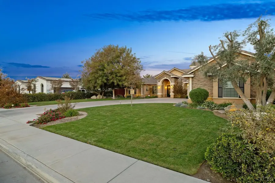 2527 Meadow View Dr., Hanford, CA 93230 - #3