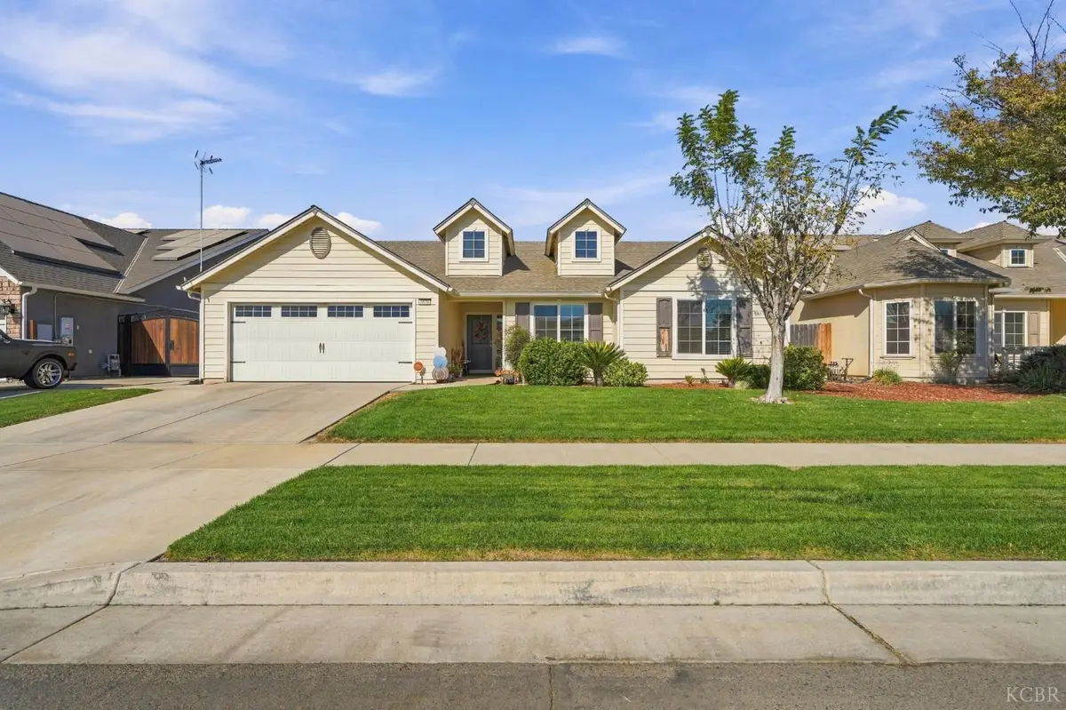 1876 W Hayward Street, Hanford, CA 93230 - #1