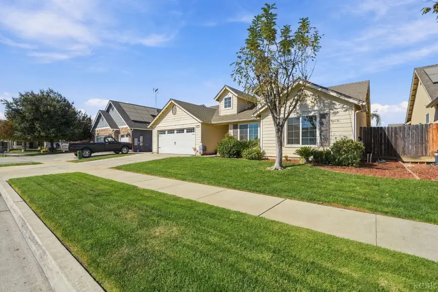 1876 W Hayward Street, Hanford, CA 93230 - #2