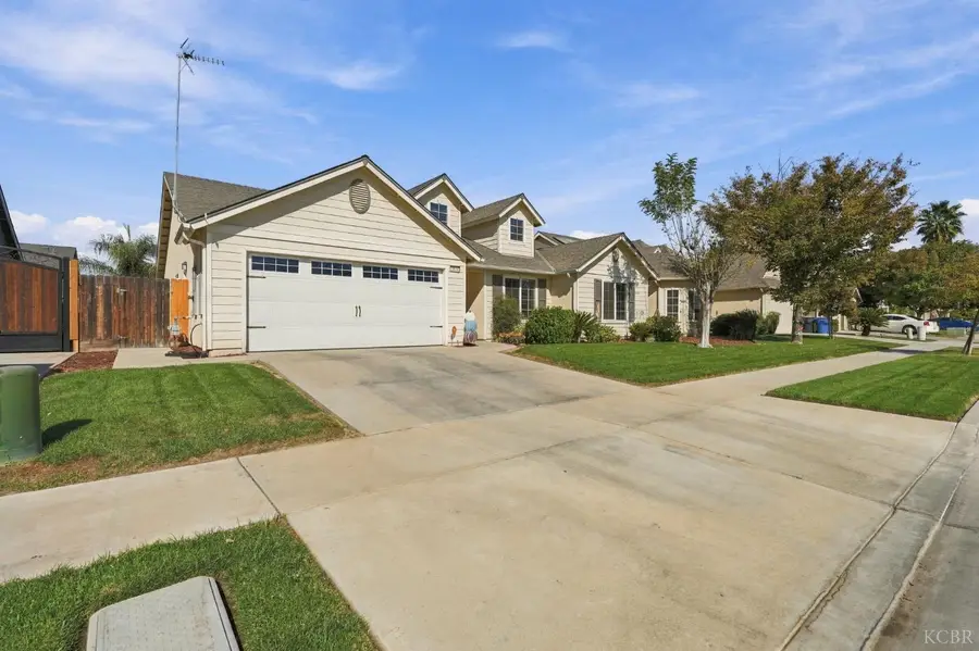 1876 W Hayward Street, Hanford, CA 93230 - #3