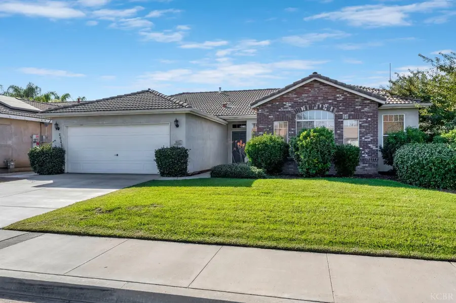 1043 W Pebble Drive, Hanford, CA 93230 - #2
