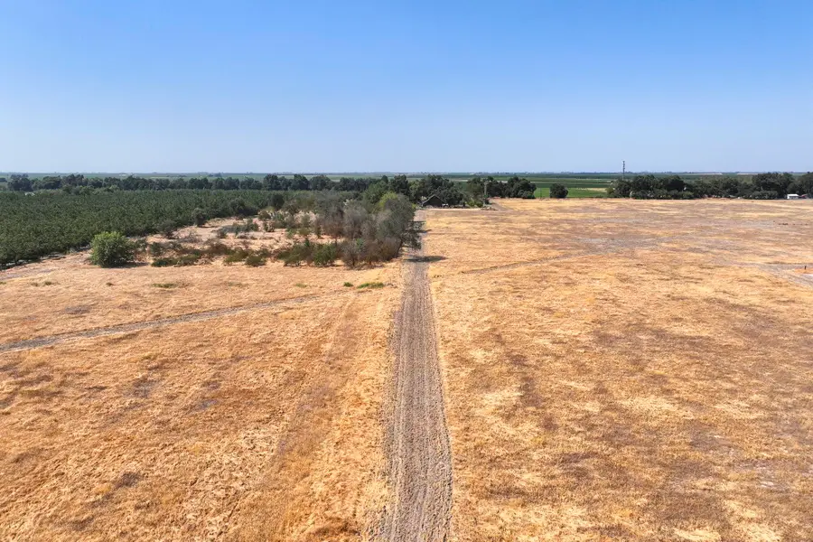 5721 E Riverdale Avenue, Laton, CA 93242 - #2