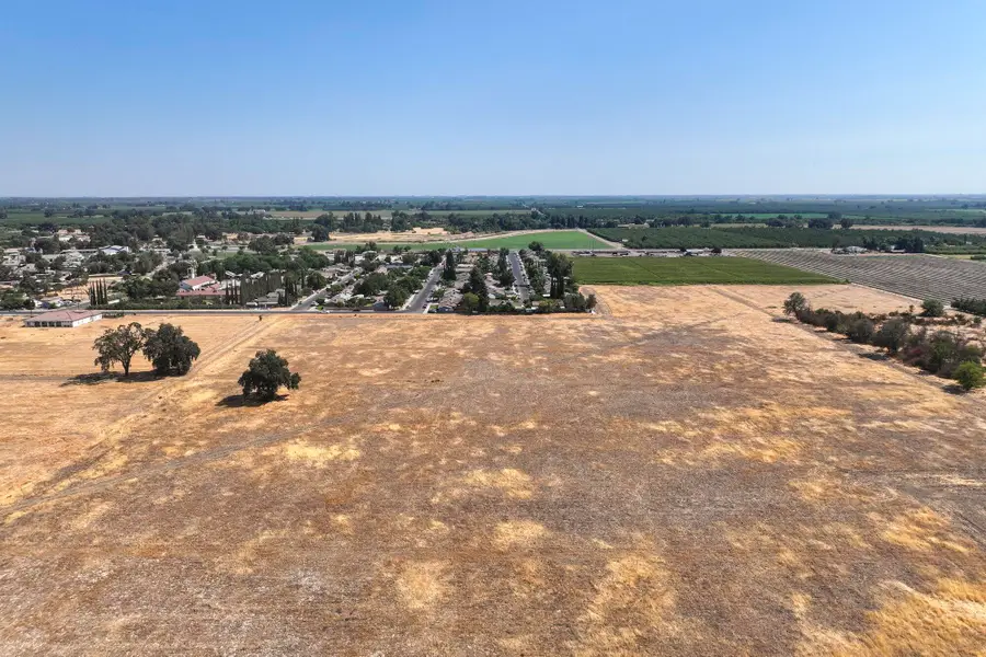 5721 E Riverdale Avenue, Laton, CA 93242 - #3