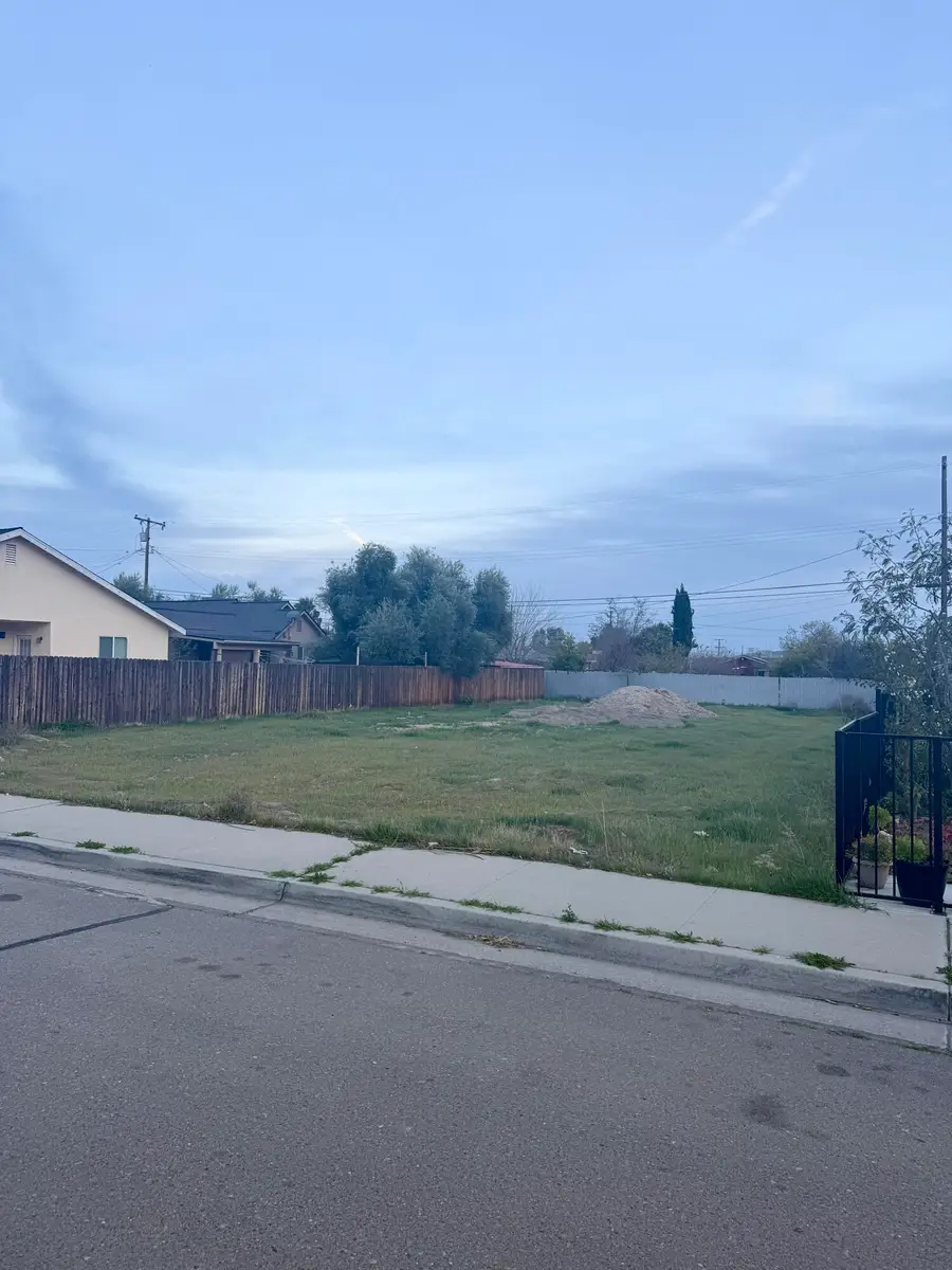 744 Shasta Avenue, Avenal, CA 93204 - Image #2