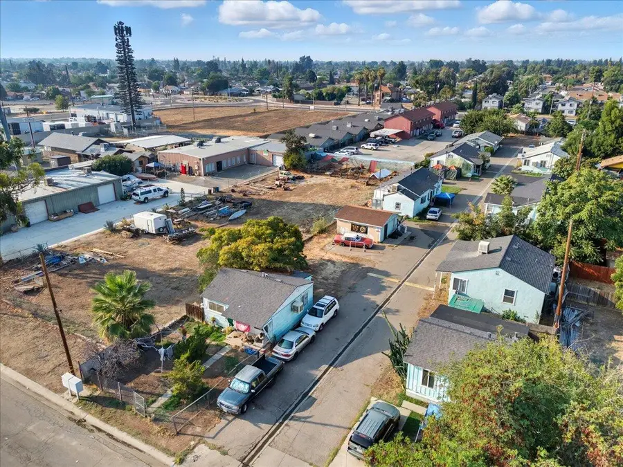 636 E Roosevelt Avenue, Visalia, CA 93292 - #3