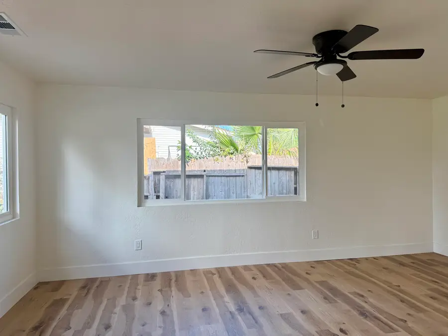 438 N Magnolia Avenue, Farmersville, CA 93223 - Image #2