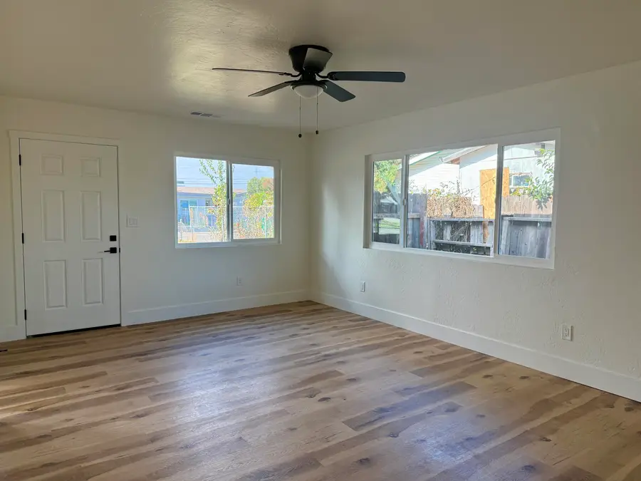 438 N Magnolia Avenue, Farmersville, CA 93223 - Image #3