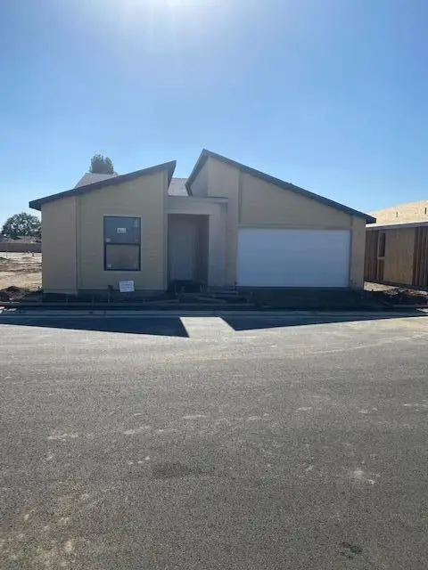 1049 Madrid Avenue N, Tulare, CA 93274 - Image #1