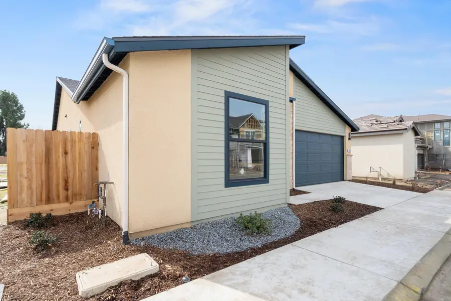 1049 Madrid Avenue N, Tulare, CA 93274 - #3