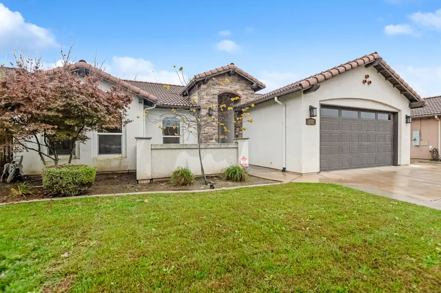 2007 E Walnut Avenue, Tulare, CA 93274 - Image #2