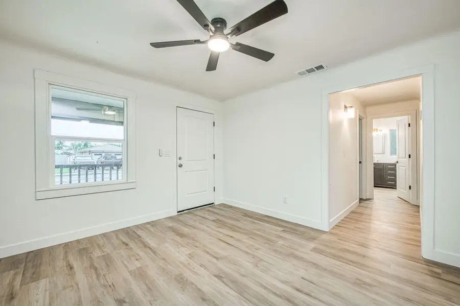 372 N Smith Avenue, Dinuba, CA 93618 - Image #2