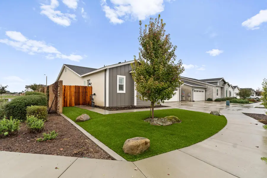 443 E Tyler Court, Visalia, CA 93291 - Image #3