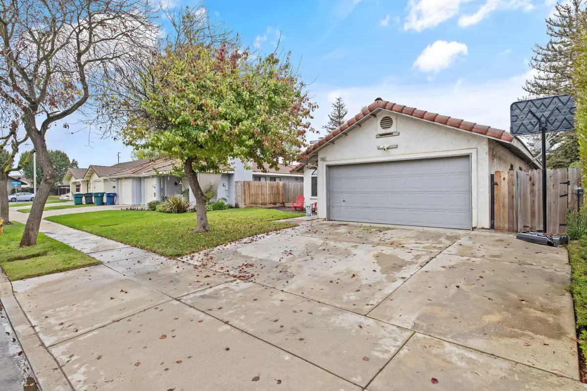 1903 Henshaw Avenue, Tulare, CA 93274 - Image #1