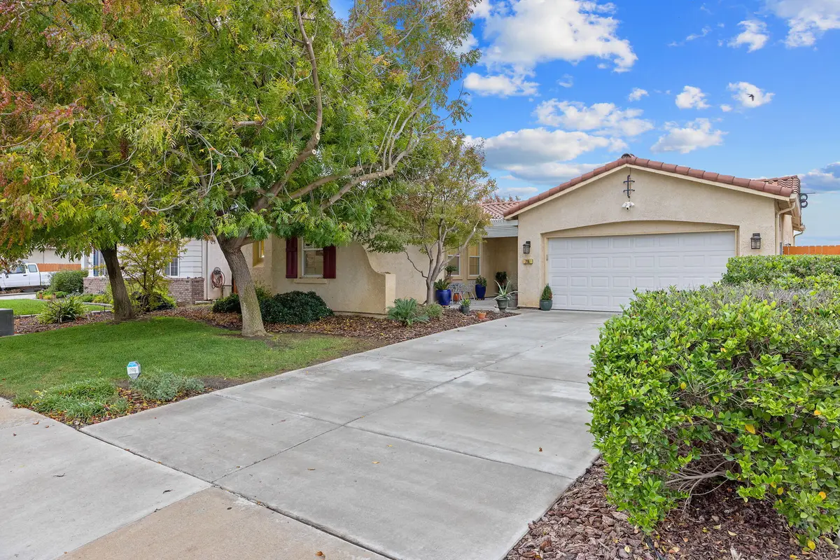 714 N Magna Carta Avenue, Hanford, CA 93230 - Image #1