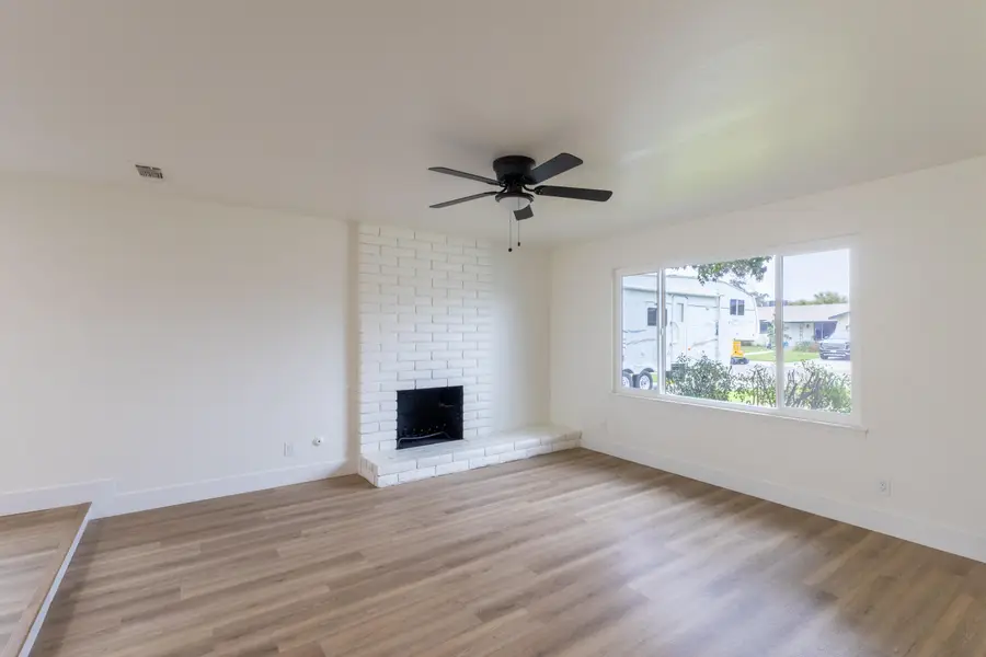 2611 W Sunnyside Court, Visalia, CA 93277 - Image #3