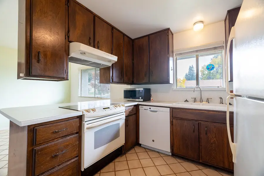 2414 E Paradise Avenue, Visalia, CA 93292 - Image #3