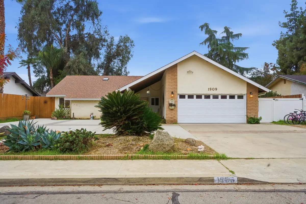 1909 S Hillcrest Drive, Visalia, CA 93292 - Image #1