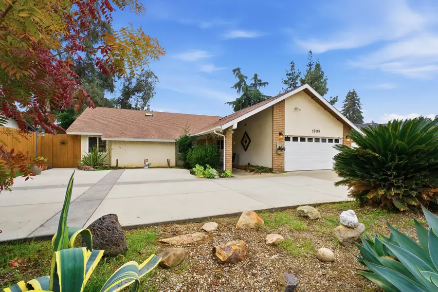 1909 S Hillcrest Drive, Visalia, CA 93292 - Image #2