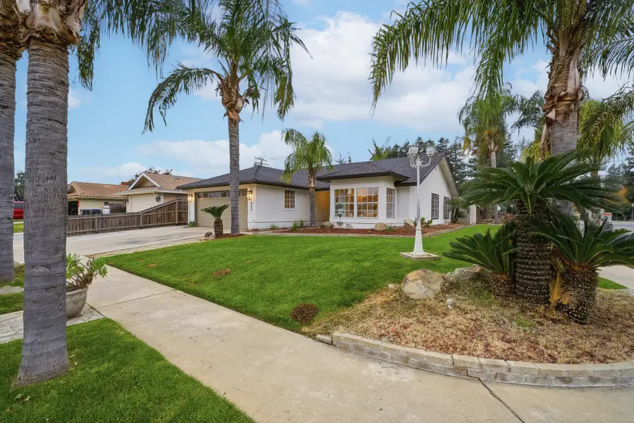 945 N Oakwood Court, Visalia, CA 93291 - Image #2