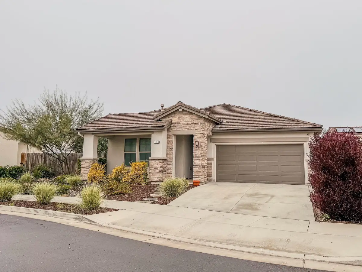1810 E Monte Vista Avenue, Visalia, CA 93292 - Image #1