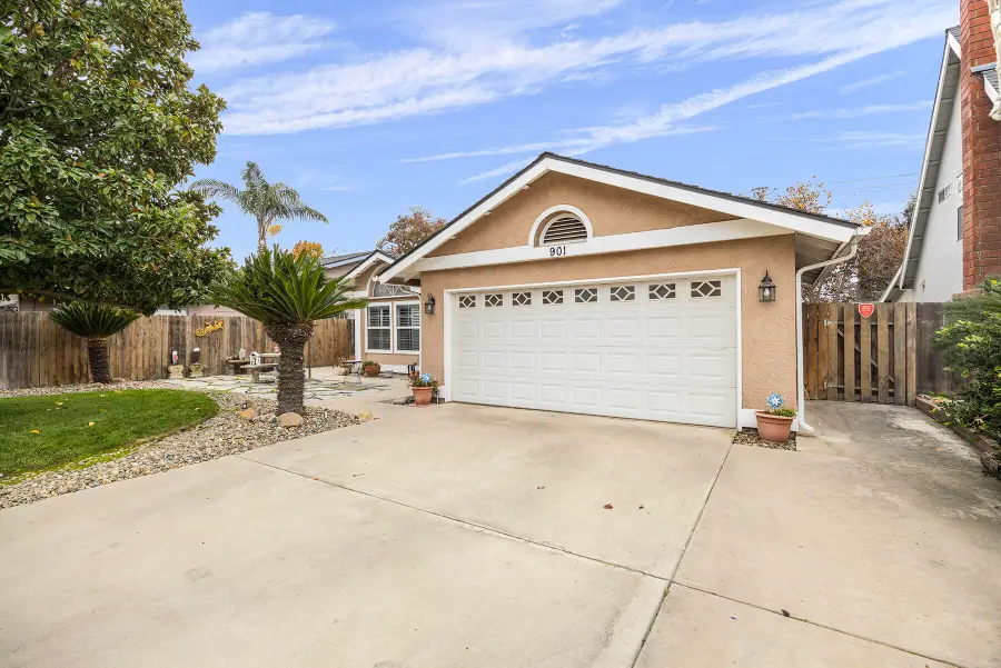 901 N Oakwood Court, Visalia, CA 93291 - Image #2