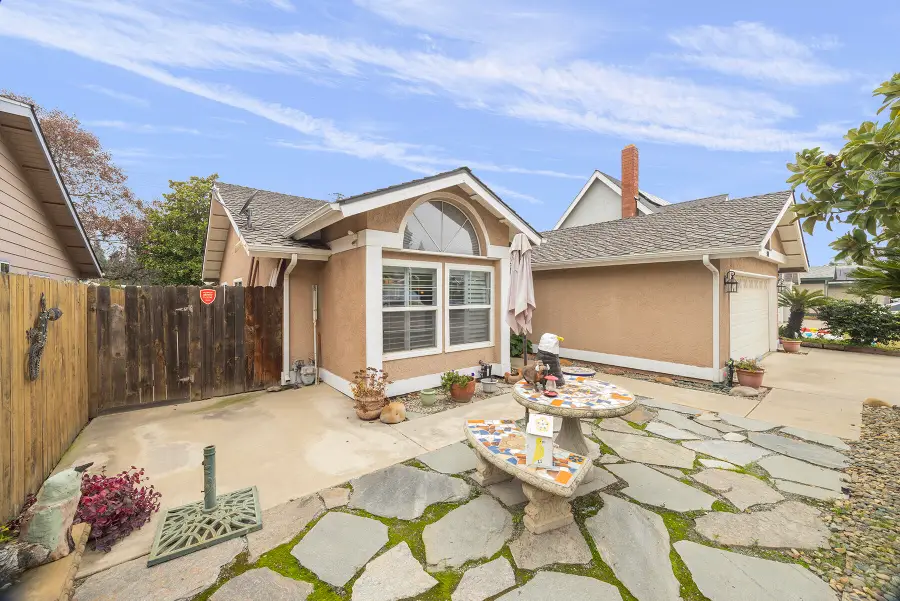 901 N Oakwood Court, Visalia, CA 93291 - Image #3