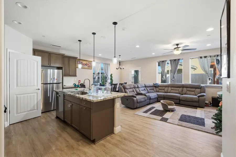 986 S Walnut Avenue, Kerman, CA 93630 - Image #3