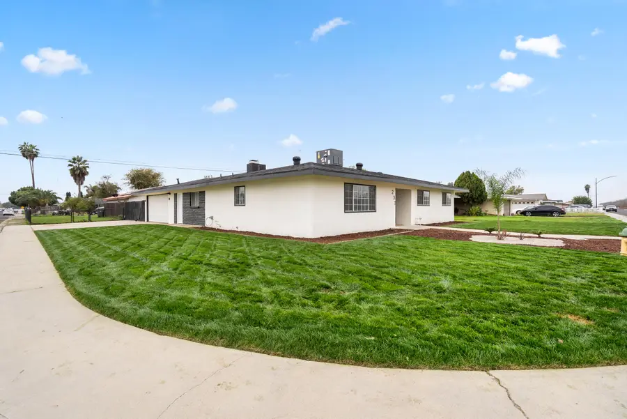 237 W Glendale Avenue, Lemoore, CA 93245 - #3