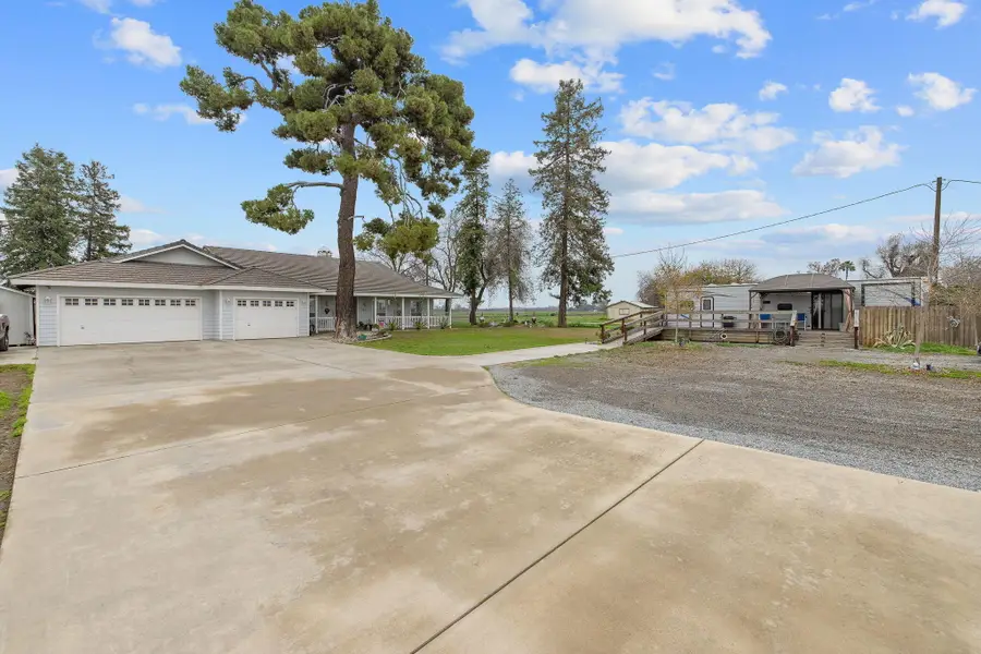 2622 W Prosperity Avenue, Tulare, CA 93274 - Image #2