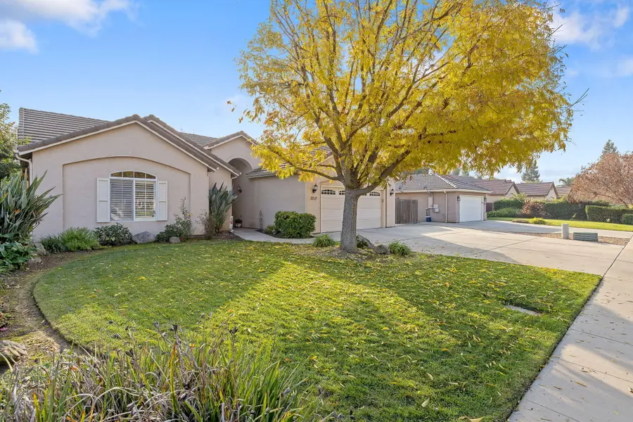 2717 W Oakridge Avenue, Visalia, CA 93291 - Image #2