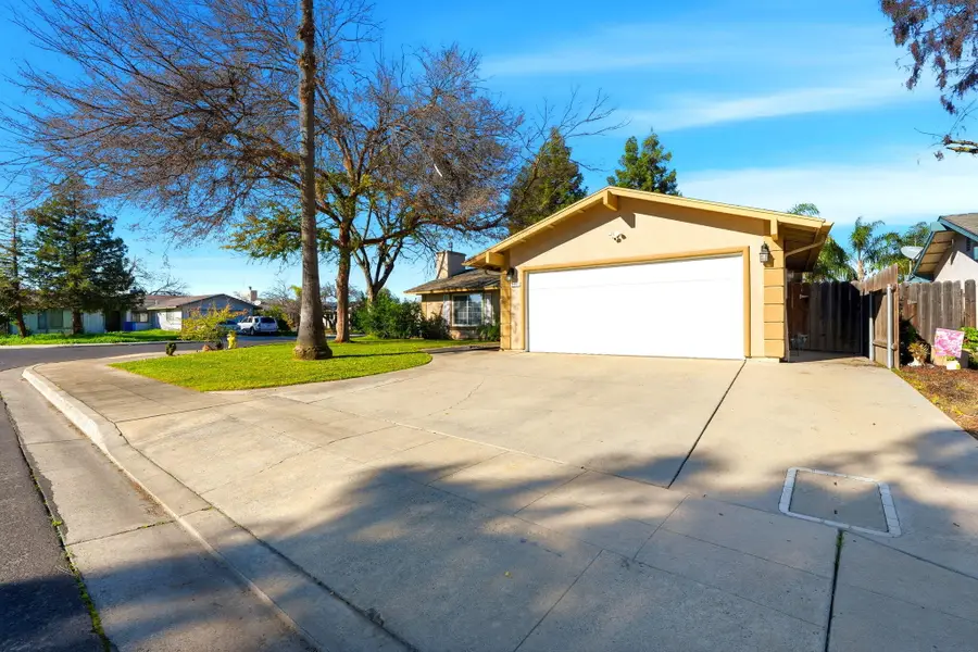 1607 Ashlan Avenue, Clovis, CA 93611 - Image #2