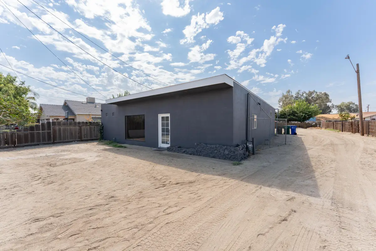 55 E Vandalia Avenue, Porterville, CA 93257 - Image #1