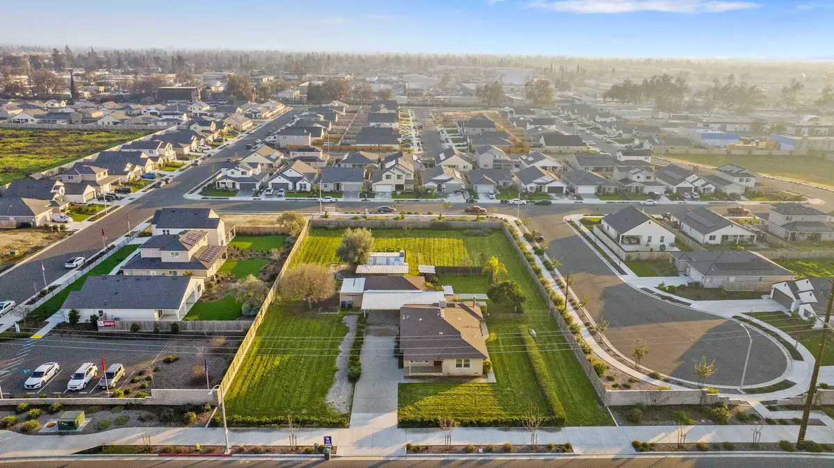 1725 E Goshen Avenue E, Visalia, CA 93292 - Image #1