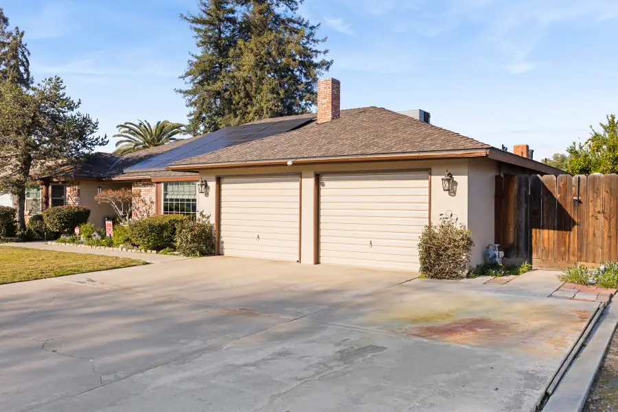 1022 W La Vida Avenue, Visalia, CA 93277 - #2