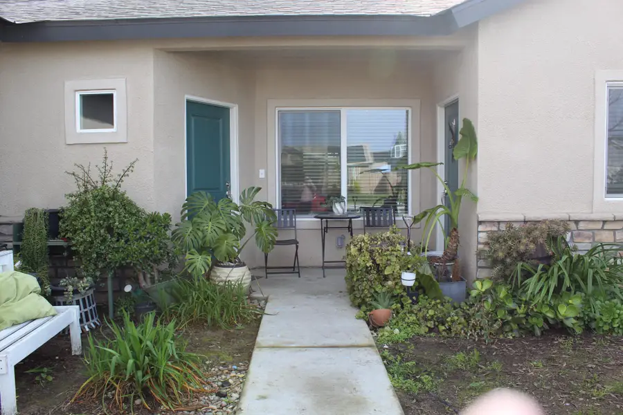 695 W Red Oak Avenue, Porterville, CA 93257 - Image #3