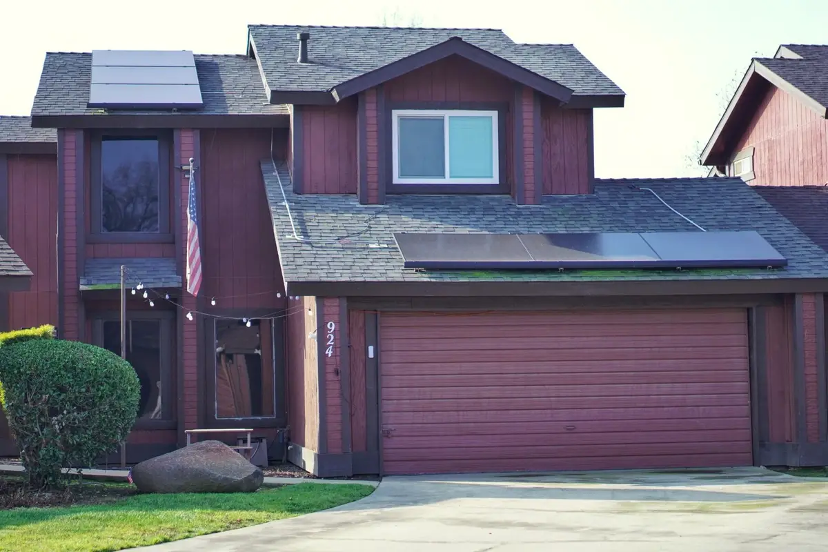 924 E Oakridge Avenue, Visalia, CA 93292 - #1